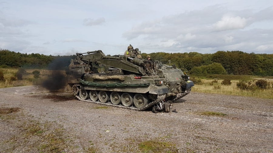 Δείτε τι έπαθαν αυτοί οι Βρετανοί όταν αποφάσισαν να κάνουν βόλτα σε πεδίο βολής! (εικόνες, βίντεο)